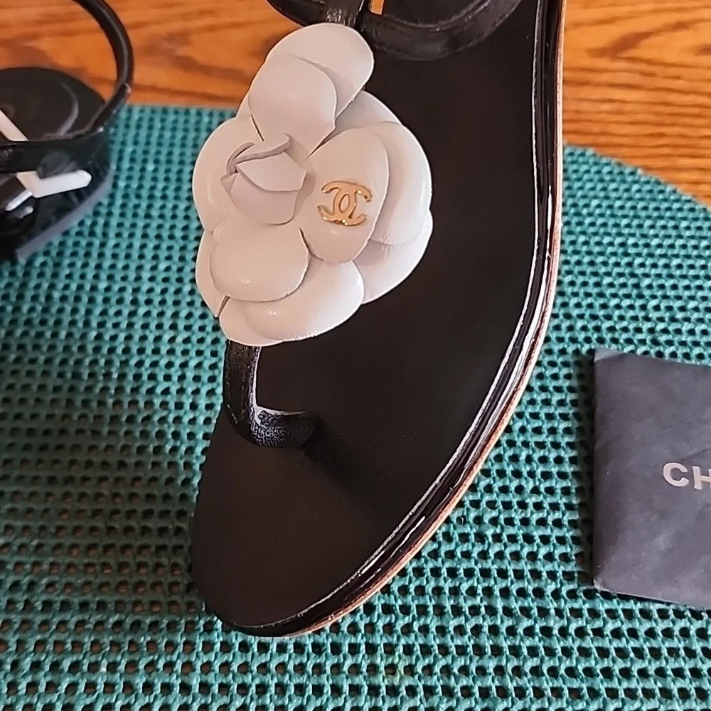 Beautiful black and white Sandals  with Camilla flower design - Picture 5 of 13